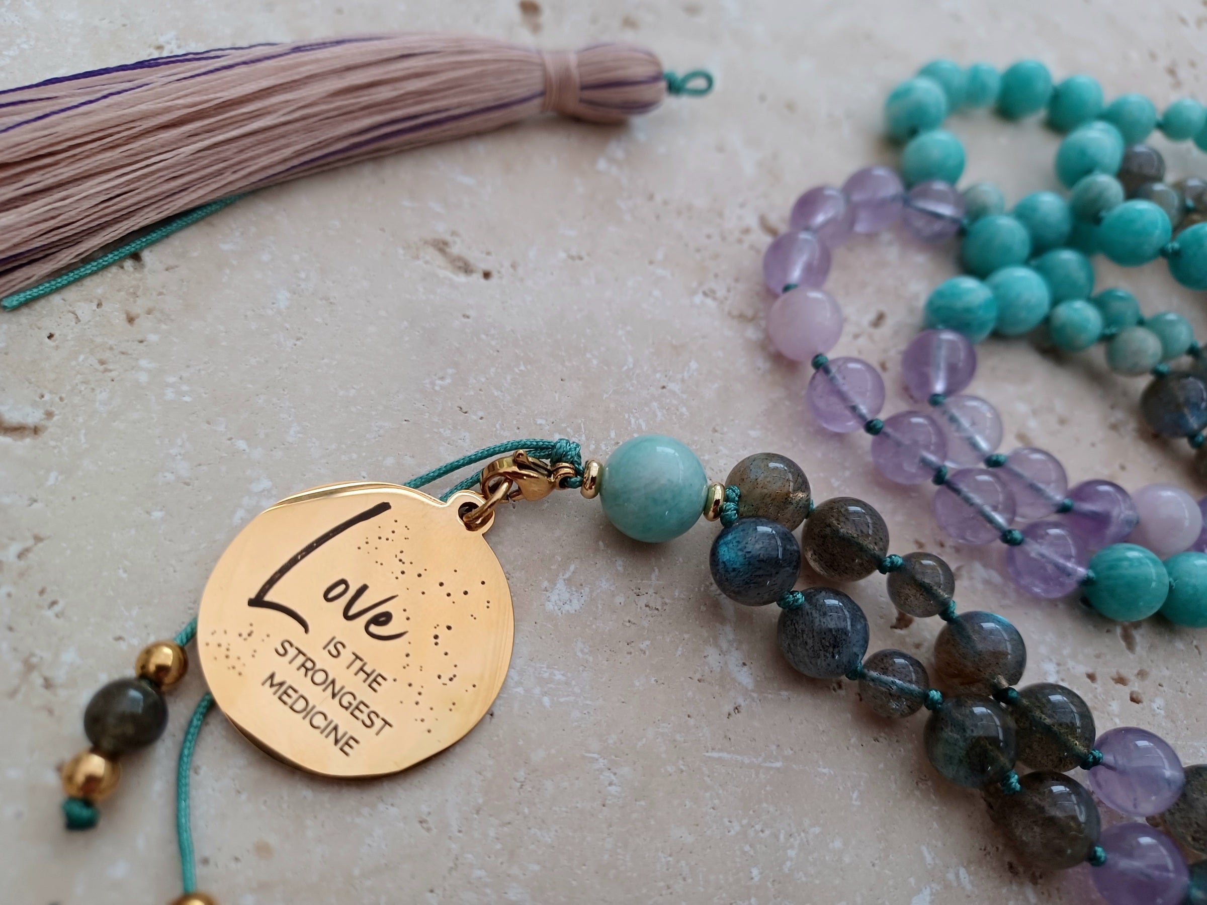 Mala LOVE IS THE STRONGEST MEDICINE! ...Heilung beginnt mit dem Herzen.