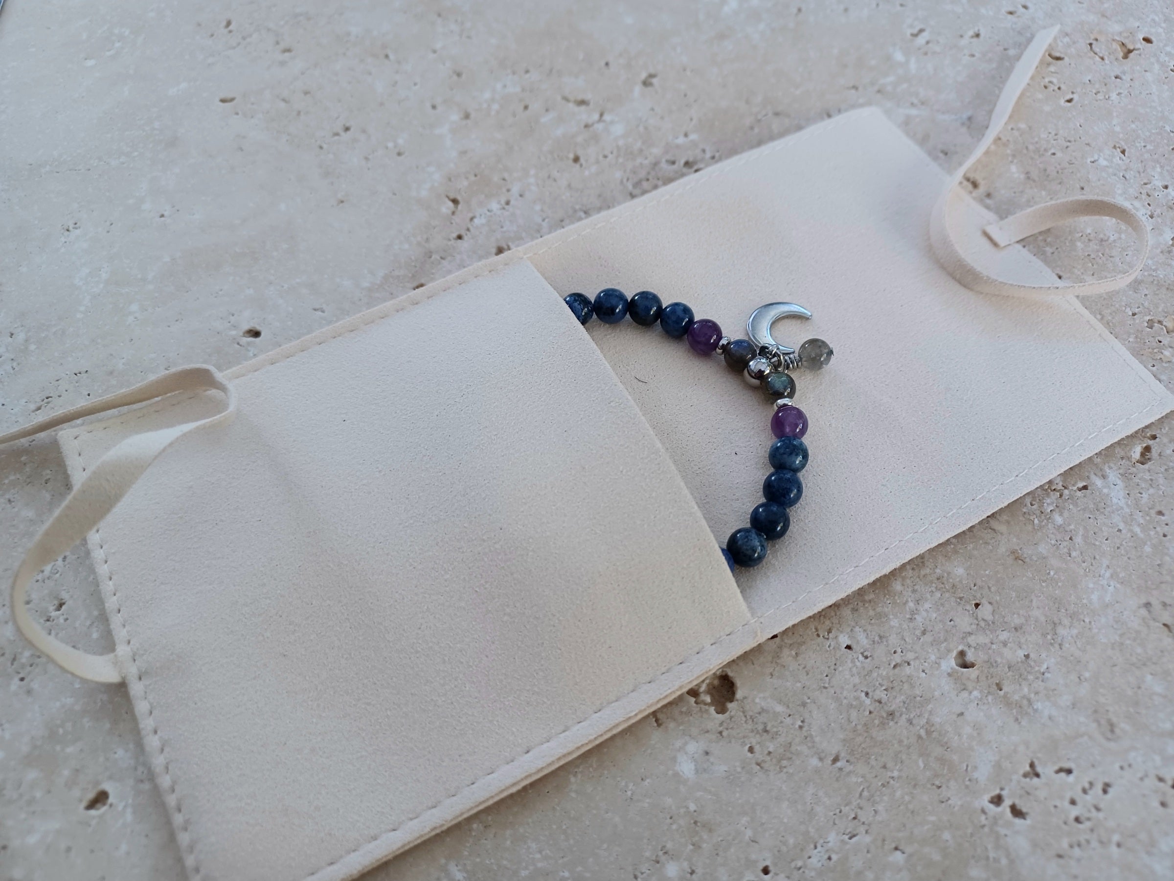 MONDSCHEIN Armband ...Stärke und Leuchtkraft, getragen am Handgelenk.