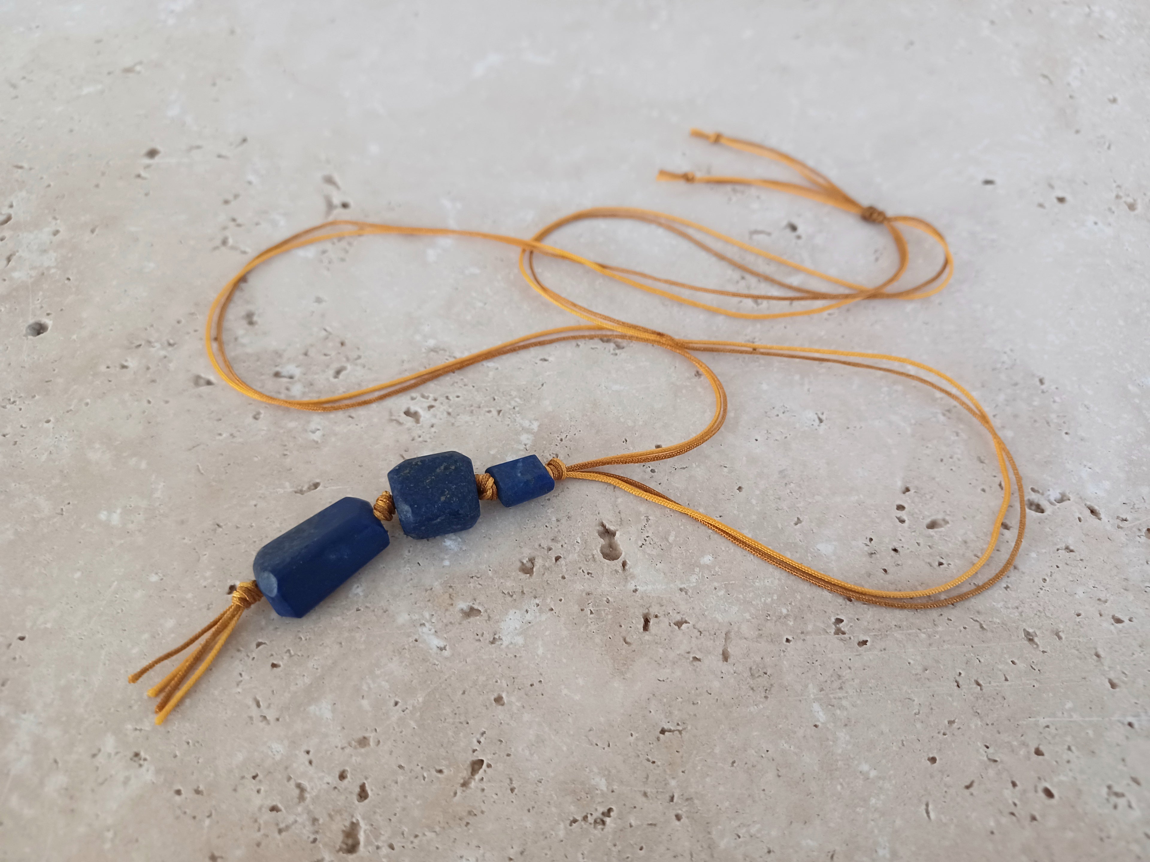 Kette Lapislazuli - „Klarheit beginnt mit Vertrauen in dich selbst.“