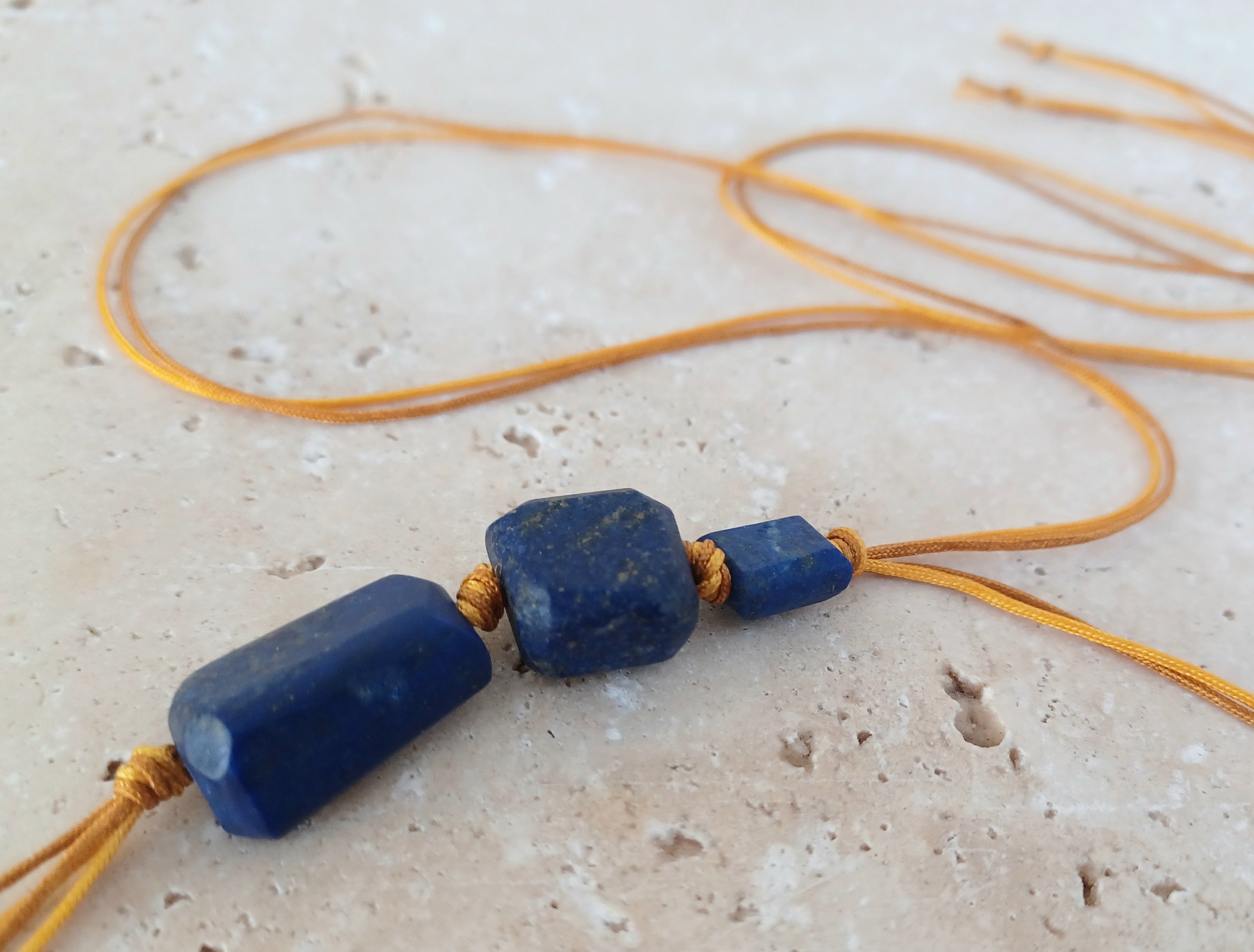 Kette Lapislazuli - „Klarheit beginnt mit Vertrauen in dich selbst.“