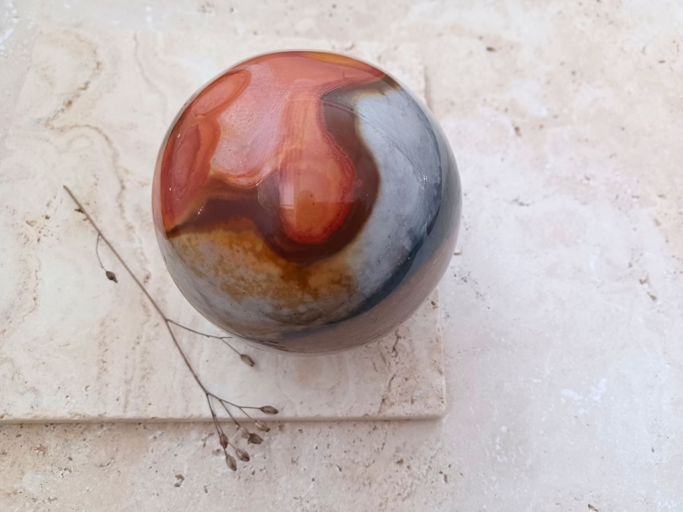 Polychromjaspis-Kugel - Schöpferkraft und Fantasie