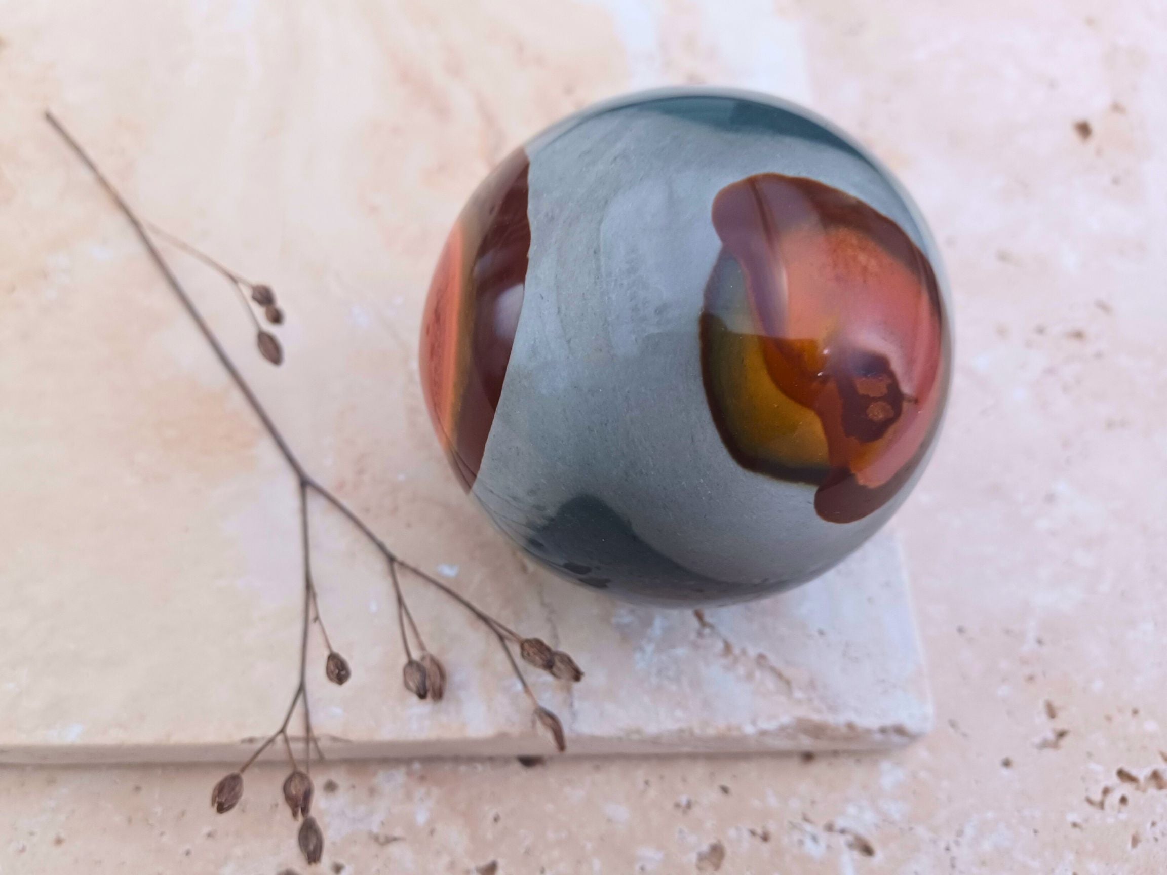 Polychromjaspis Kugel - Kreativität und Fantasie