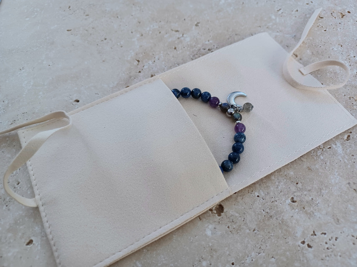 MONDSCHEIN Armband  ...Stärke und Leuchtkraft, getragen am Handgelenk.