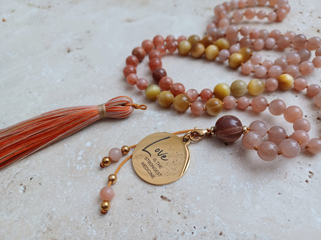 Mala LOVE IS THE STRONGEST MEDICINE.  Für deine Selbstliebe, Mitgefühl und Annahme.