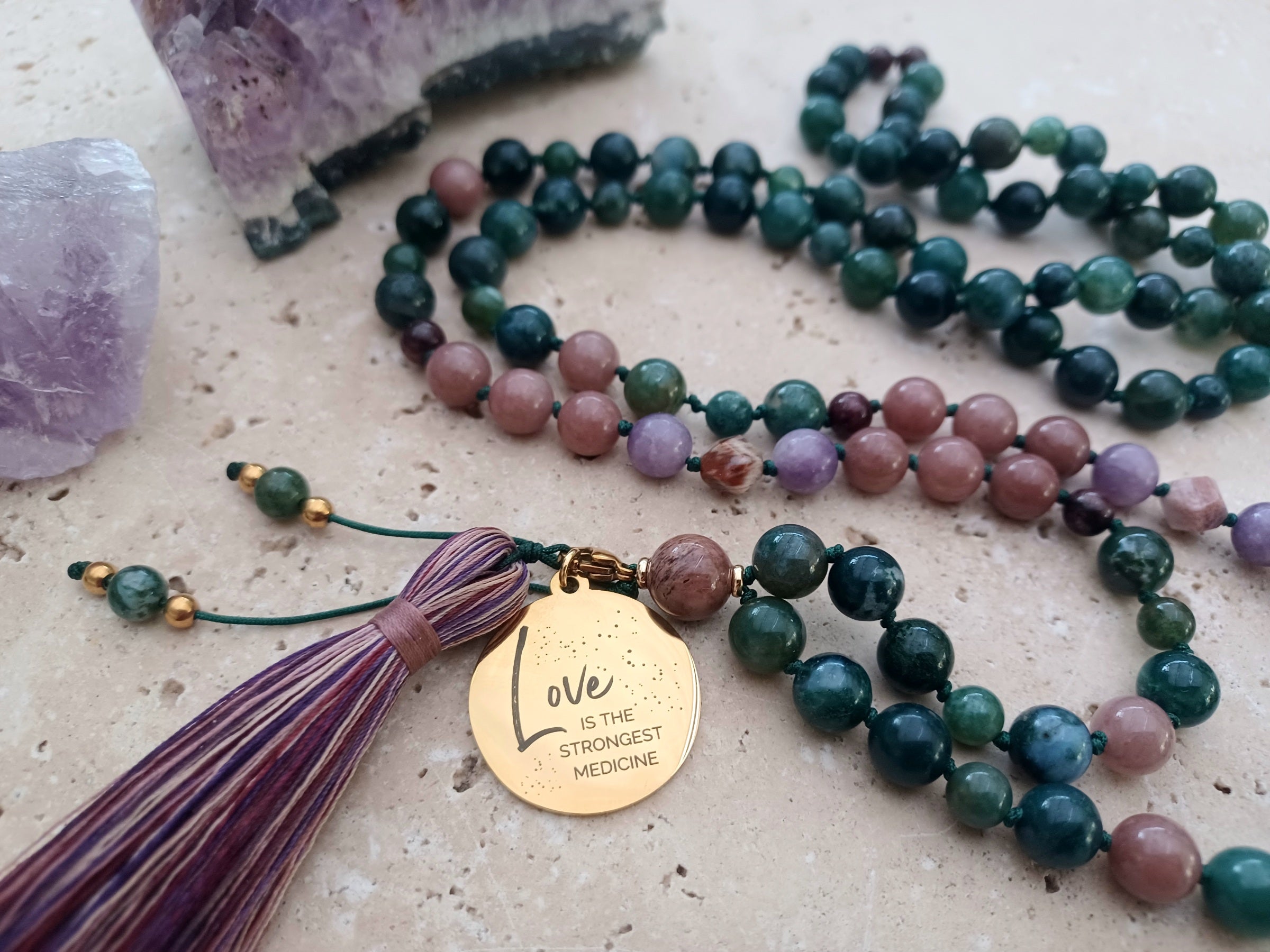 Mala  „Love is the strongest Medicine“  Liebe beginnt im Herzen – und wirkt weit darüber hinaus.