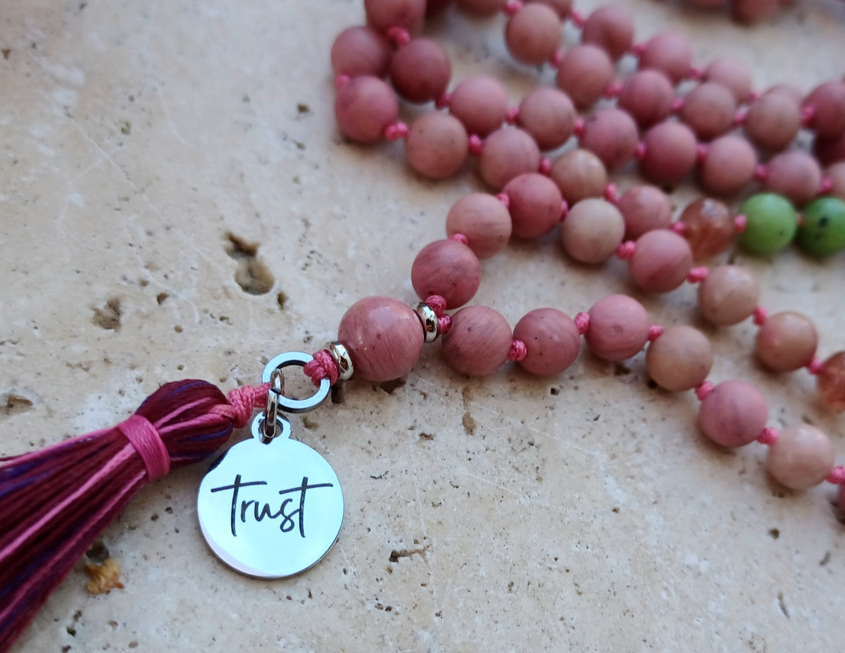 Mala Trust. Vertraue dir. Vertraue dem Leben. Schritt für Schritt.
