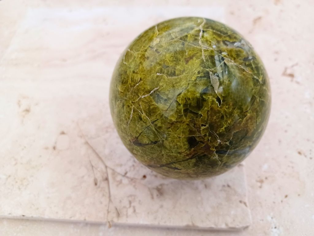 Pistazien-Opal Kugel - Entwicklung und Mut