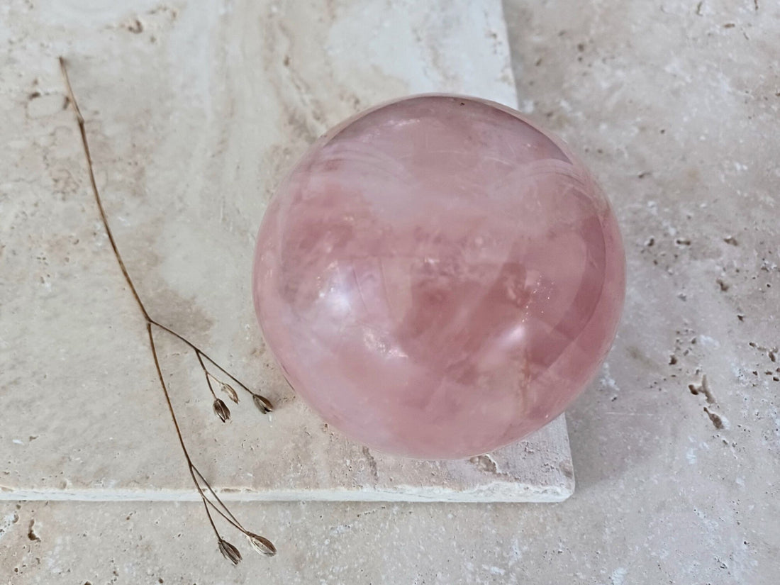 Rosenquarz Kugel - Herzöffnung und sanfte Heilung