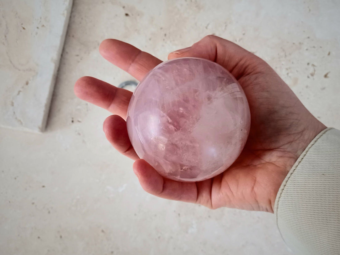 Rosenquarz Kugel - Herzöffnung und sanfte Heilung