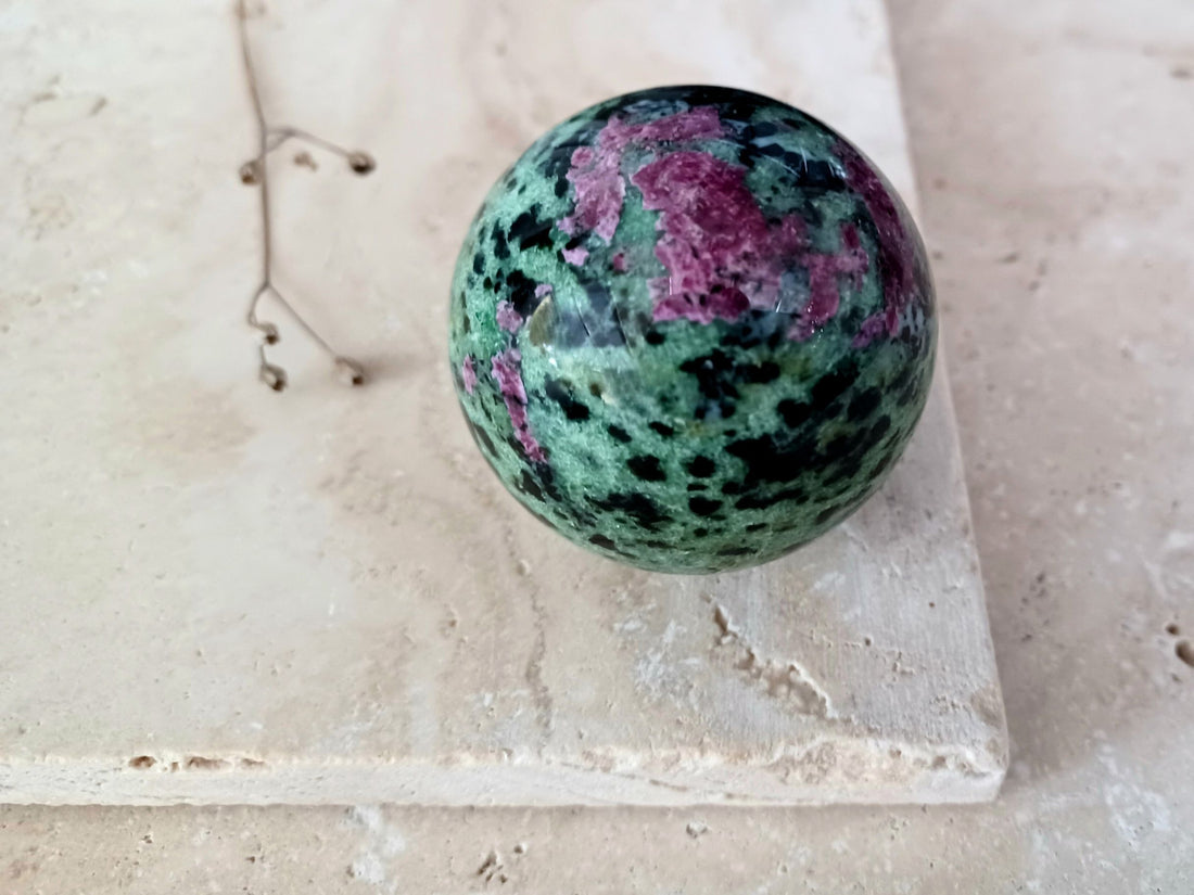 Rubin-Zoisit Kugel - Lebenskraft und Leidenschaft